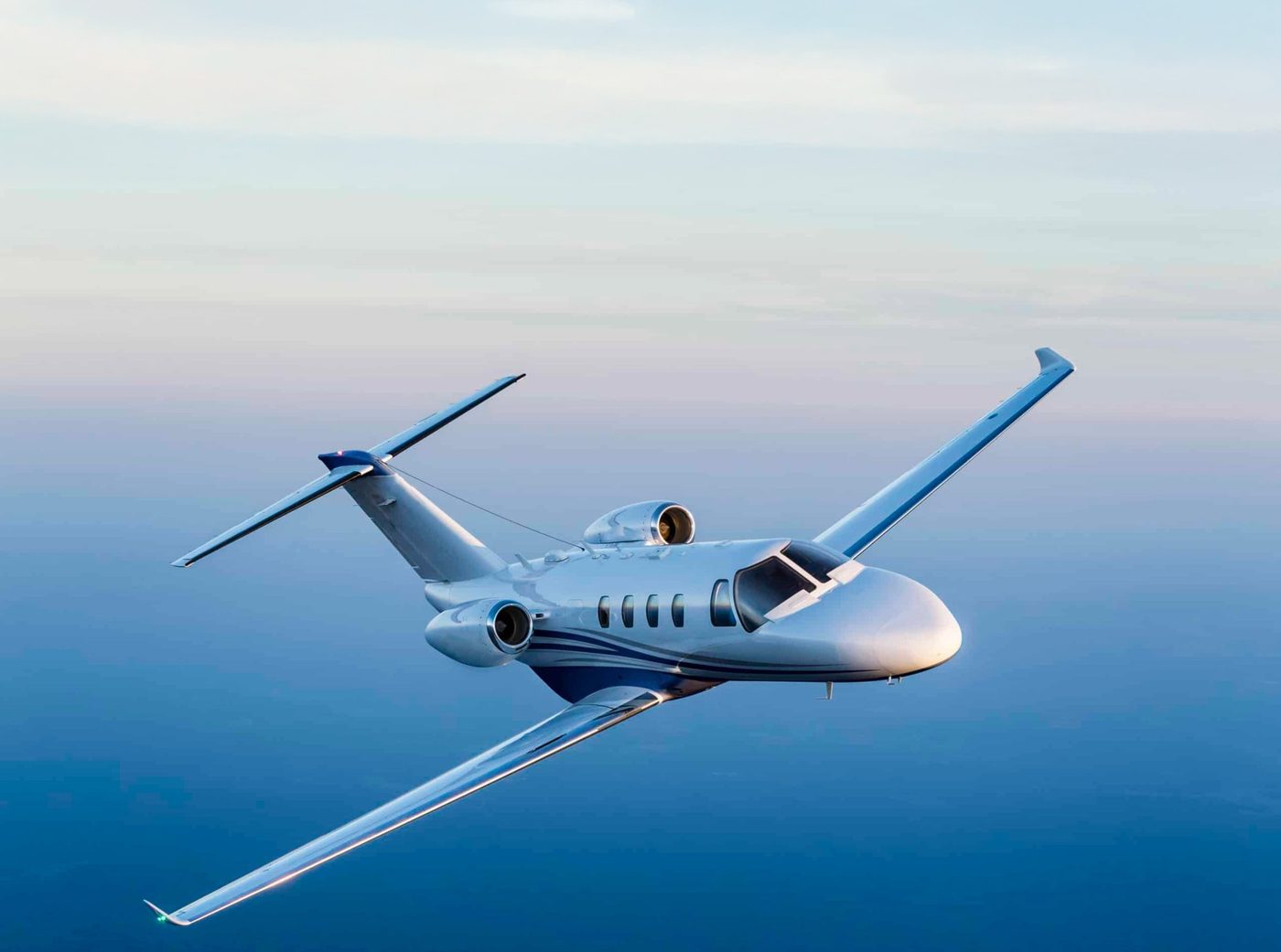 Avión privado en vuelo