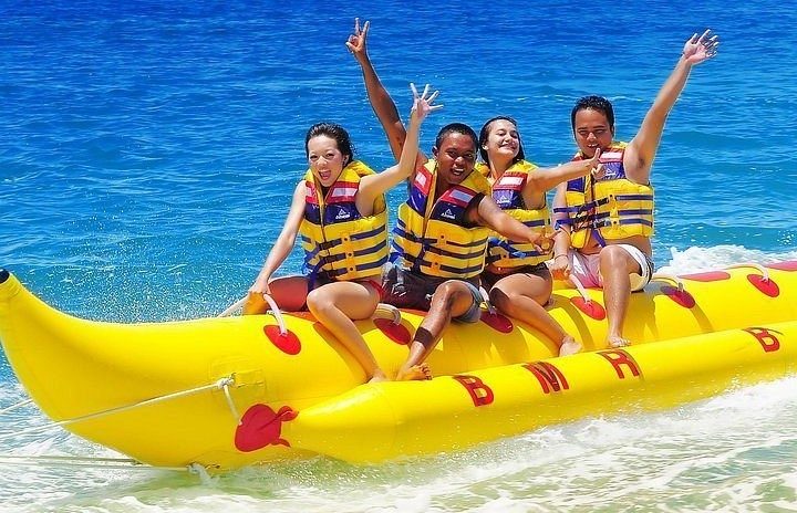 Grupo disfrutando de una banana boat