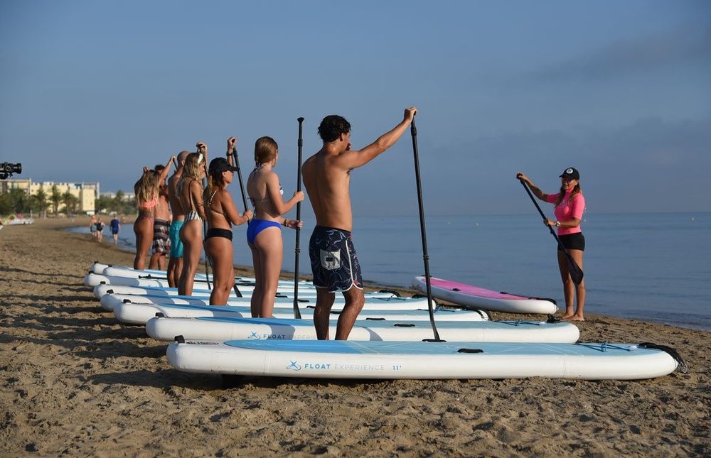 Grupo de paddle surf en la playa