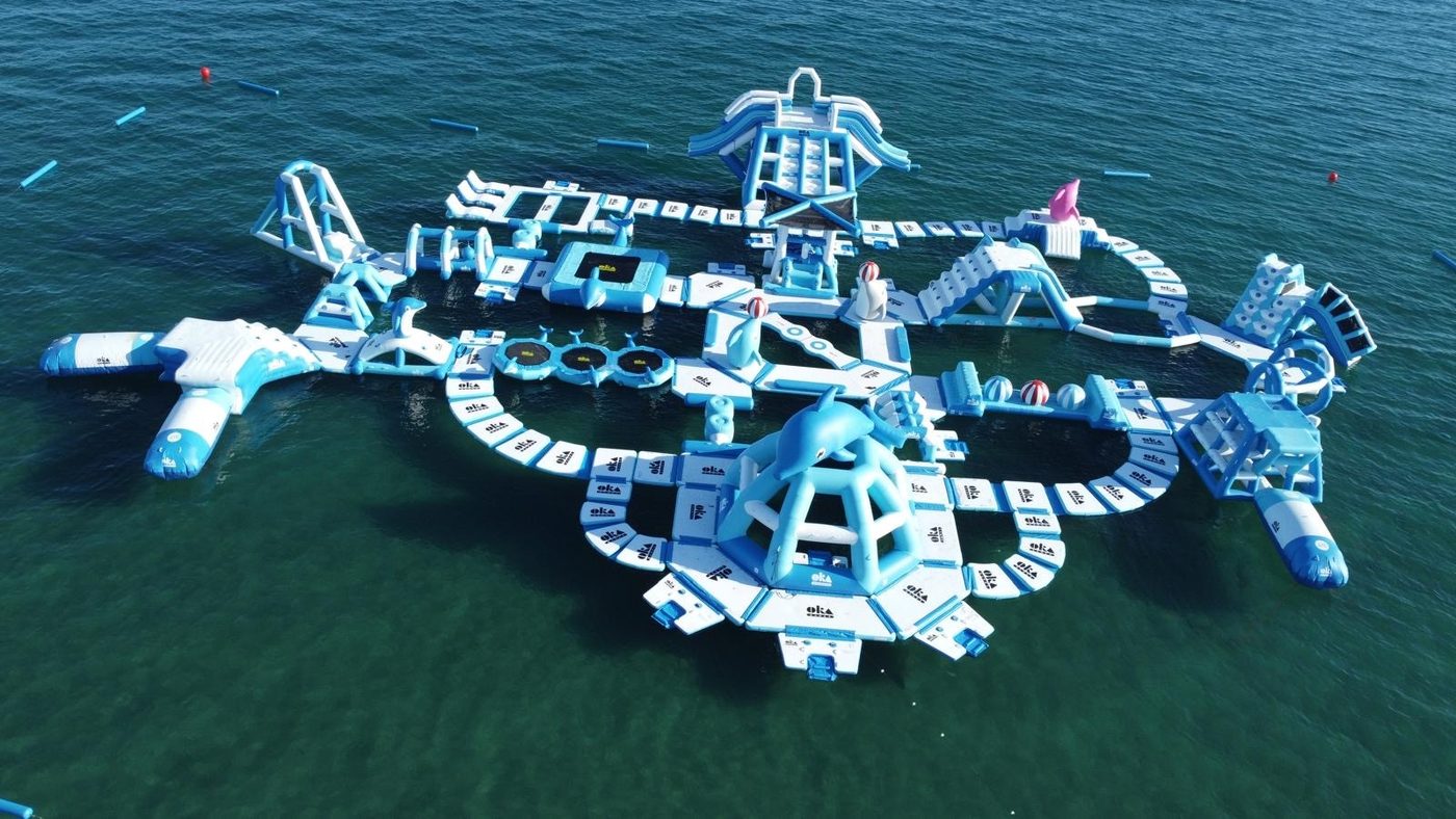 Vista aérea de un parque acuático flotante azul y blanco